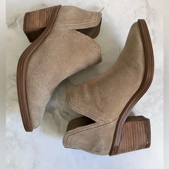 VINCE CAMUTO Reggie Tan Suede Pointed Toe Heeled Ankle Booties Size 6 - Picture 5 of 10